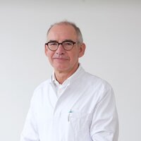 Die Expertise von Dr. Malte Gerbig, Chefarzt der Klinik für Gefäßchirurgie und Gefäßmedizin, wird von seinen Kollegen hoch anerkannt – so schaffte er es zum dritten Mal in Folge unter die  „TOP-Medizinern - Beingefäße/PAVK“ auf die Focus-Ärzteliste 2021.